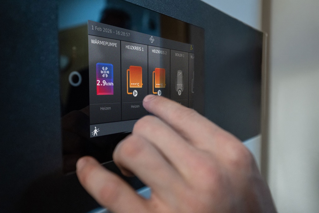 Detailaufnahme der neuen Hargassner Steuerung TouchPro, Hand bedient Display