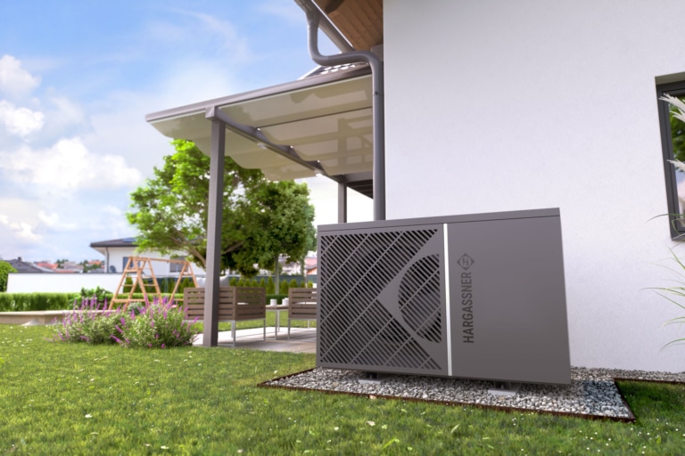Logement individuel vu de l'extérieur, vue sur la terrasse et vue rapprochée du module extérieur Hargassner Pompe à chaleur AirPro