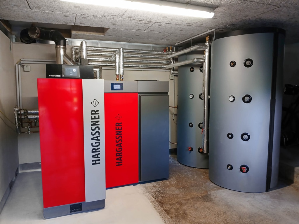 Smart-PK 20 and Neo-HV 20 in the boiler room incl. buffer cylinder and boiler, reference Handl family