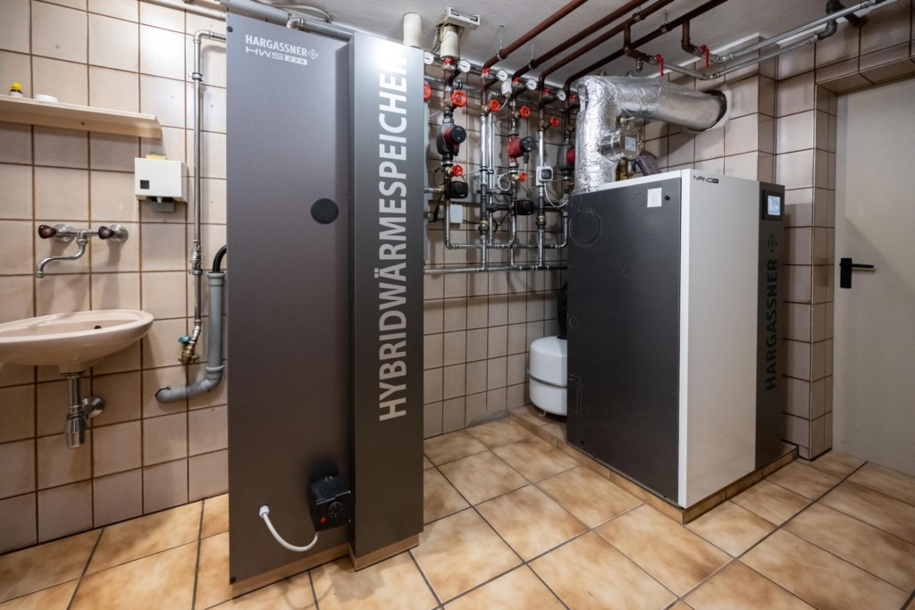 Nano-PK 15 und Hybridwärmespeicher im Heizraum mit Rohrleitungen und Regelungstechnik, Referenz Einfamilienhaus Damberger