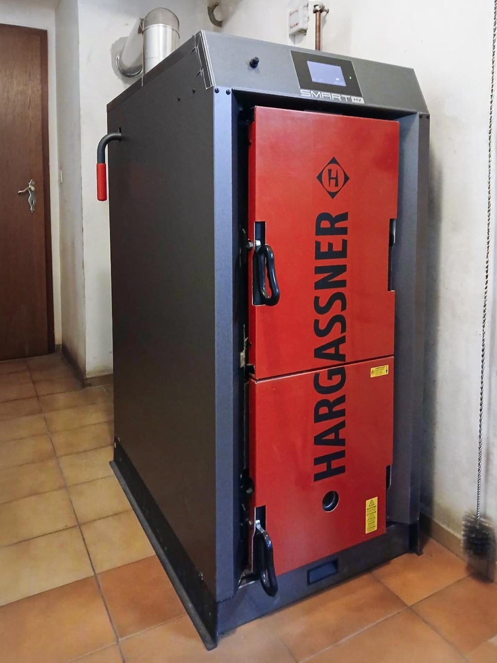 Gefliester Heizraum mit Stückholzheizung Smart-HV 17, Referenz Hargassner
