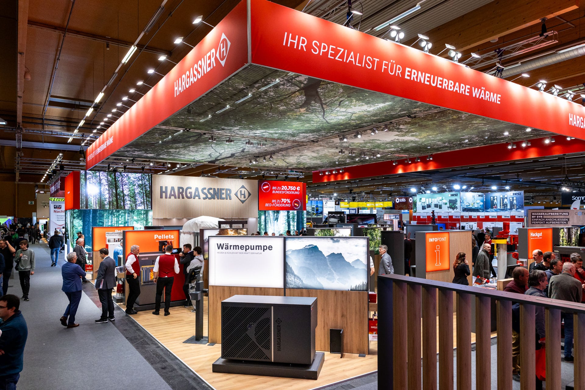 Besucher beim Hargassner Messestand auf der WEBUILD Energiesparmesse Wels