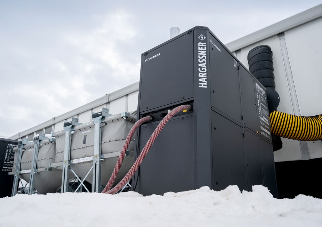 Exemple d'application d'un Hargassner Eco-Airbox comme système de chauffage pour un événement : conteneur chaufferie installé à l'extérieur, dans la neige