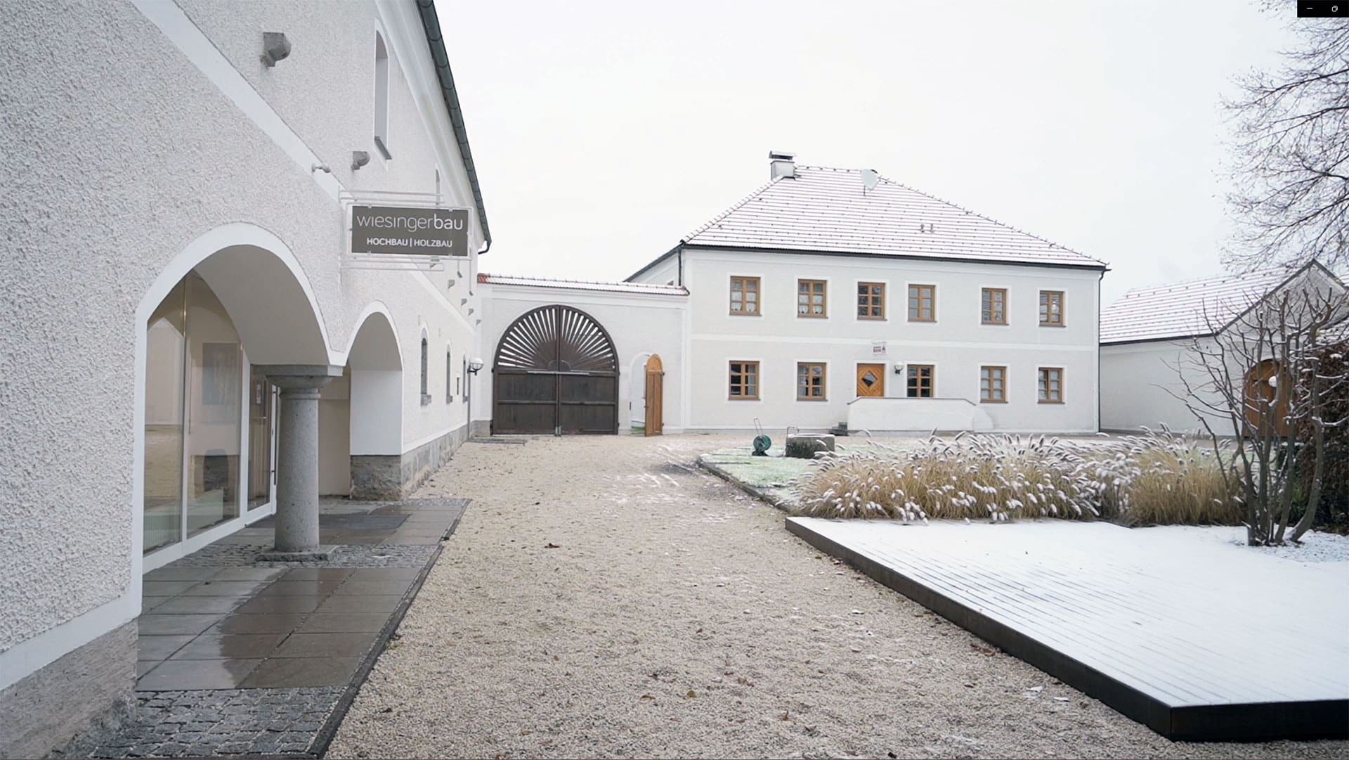 Verschneite Außenansicht von Wiesinger Bau, Referenz Hargassner