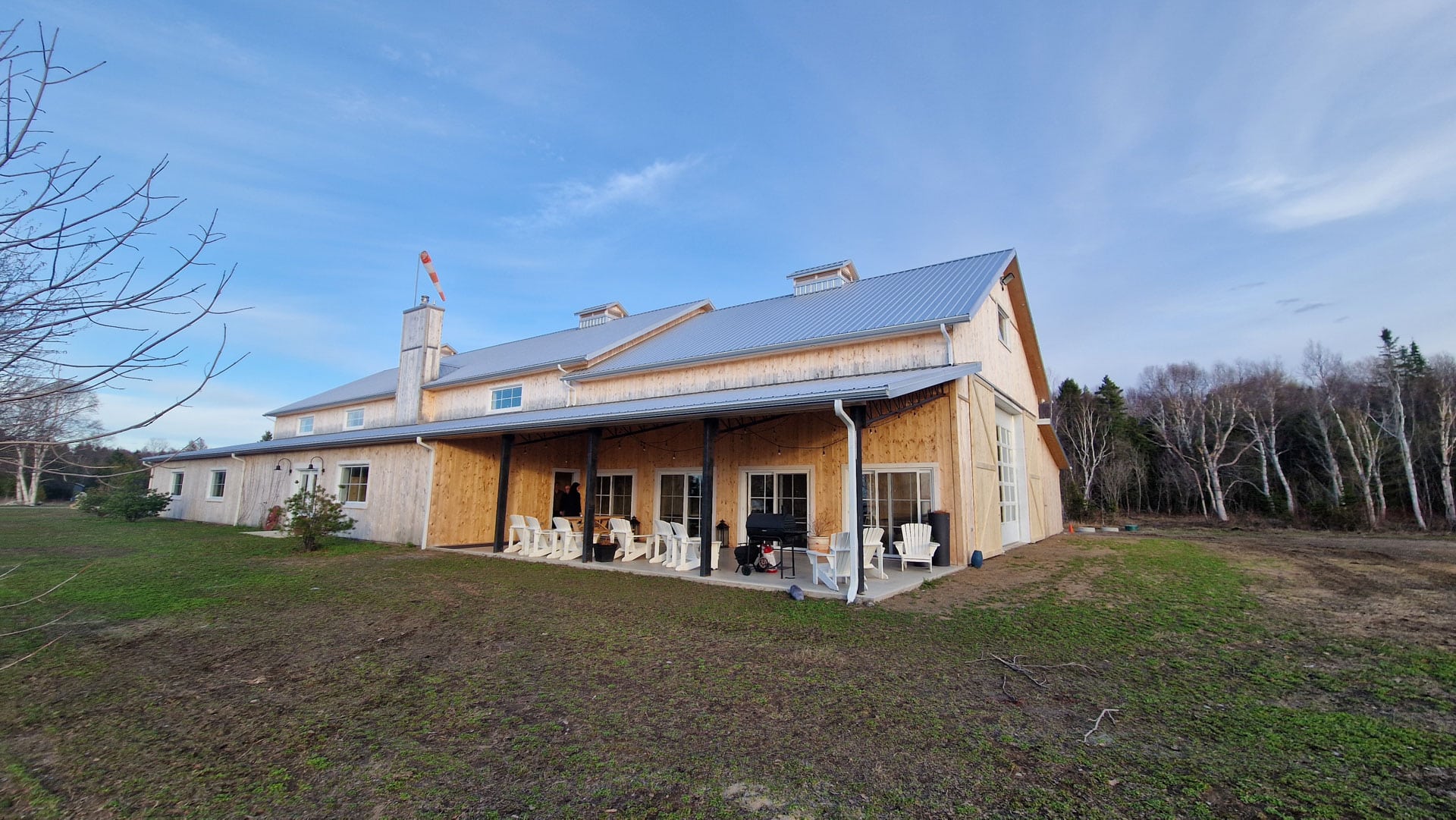Exterior view of an event hall in Quebec, heated with a sustainable wood chip boiler Eco-HK - Reference
