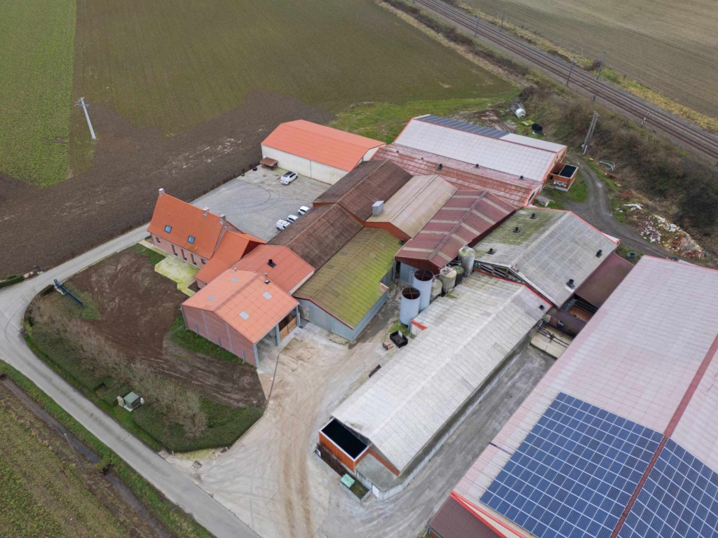 Vue aérienne des bâtiments d'une exploitation agricole avec une porcherie près d'Hazebrouck