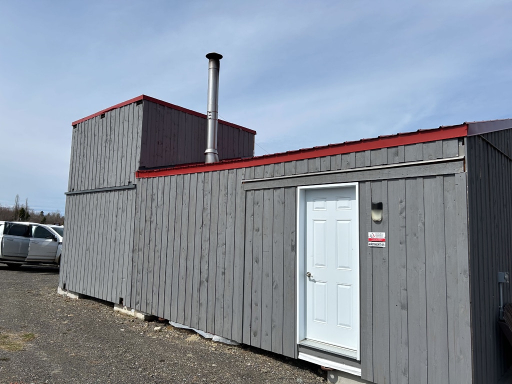 Vue extérieure d'un conteneur de chauffage avec chaudières - stockage et salle des ballons ECS - Municipalité de référence Saint-Cléophas, Québec