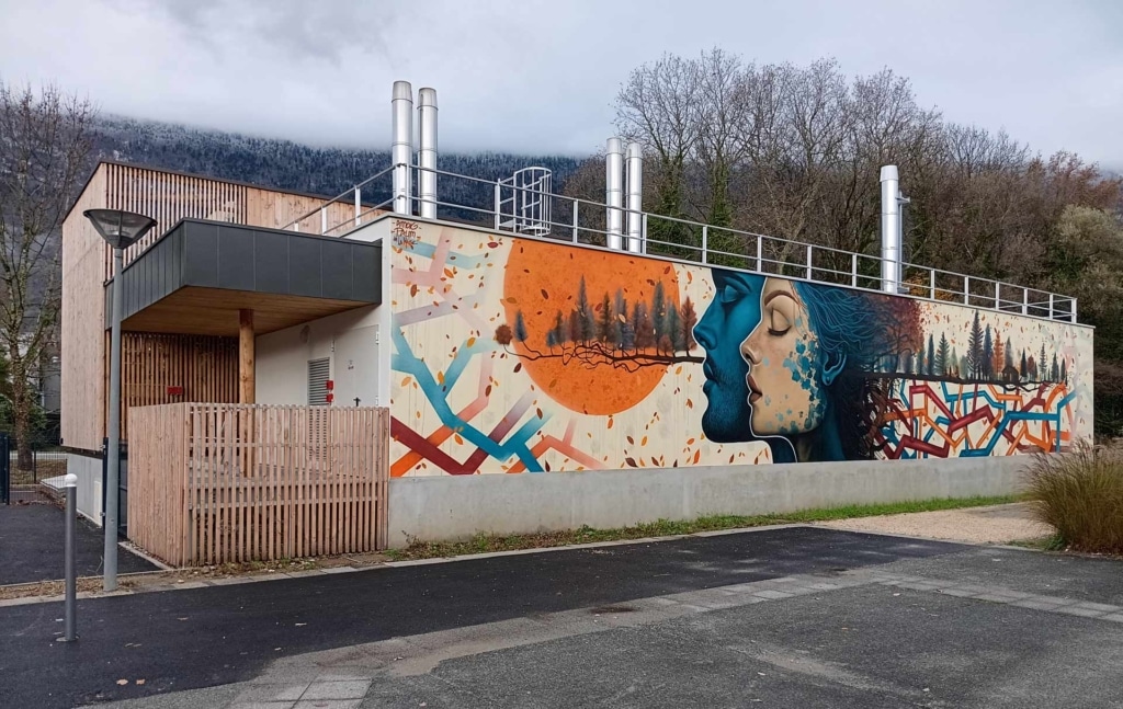 extérieur de la chaufferie biomasse peinte d'une fresque