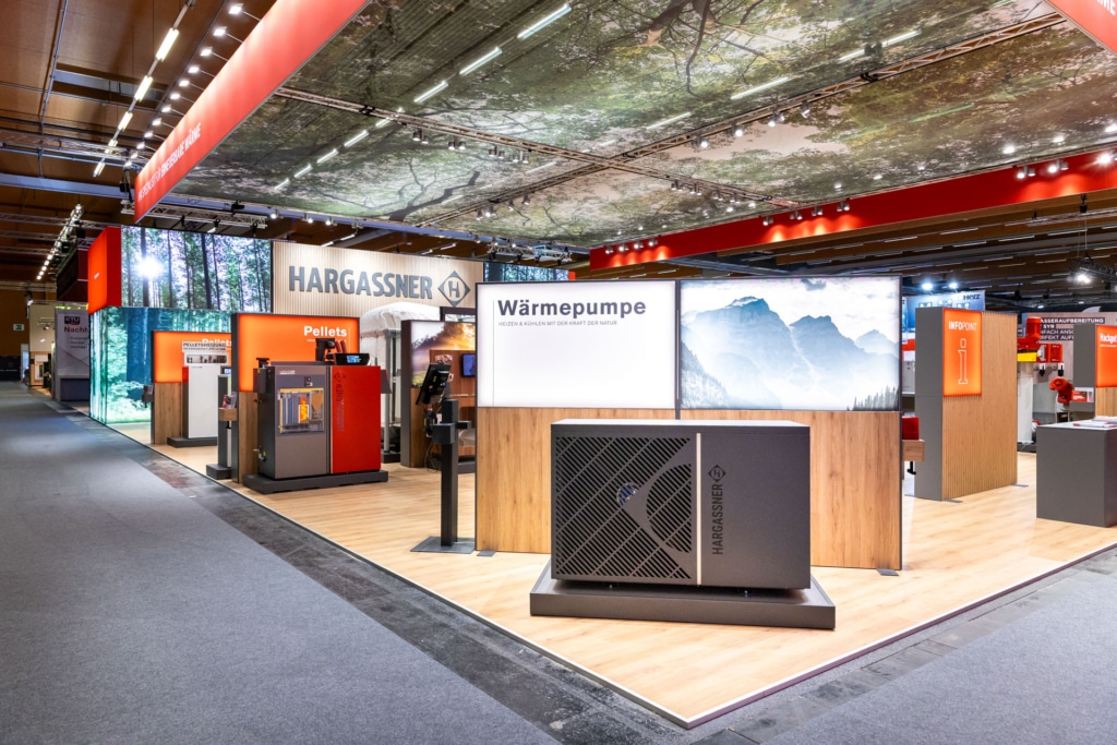 Hargassner Messestand mit der neuen Wärmepumpe AirPro, Energiesparmesse Wels