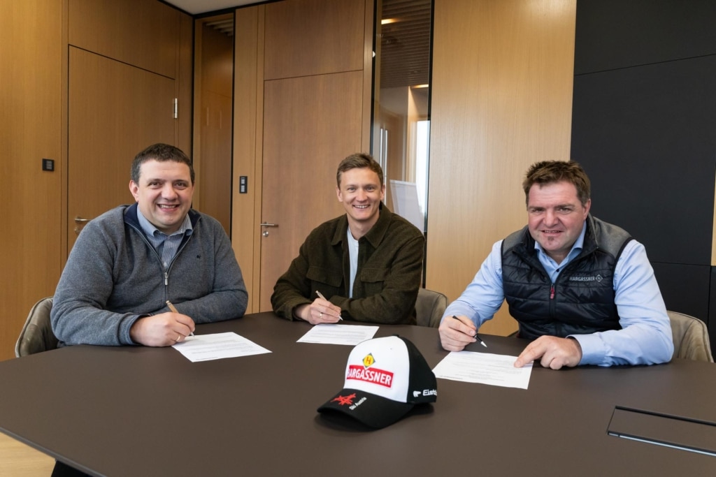 V.l.n.r: Anton Hargassner, Daniel Huber und Markus Hargassner im Besprechnungsraum bei der Unterschrift zur Kooperation zum Markenbotschafter für Hargassner