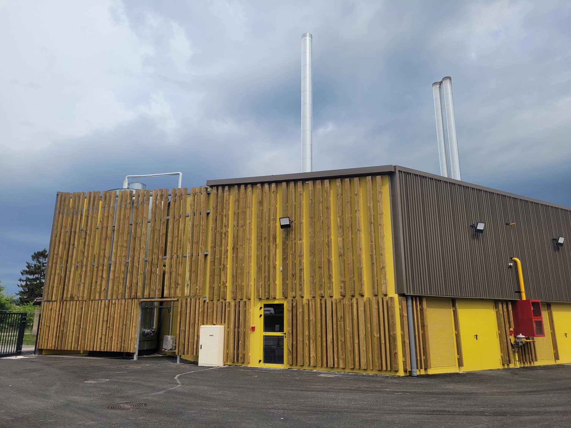Façade du bâtiment de la chaufferie biomasse du réseau de chaleur de Saint-Marcellin