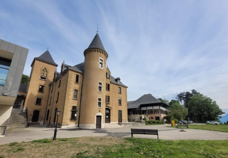Façade du bâtiment historique du centre henri bazire