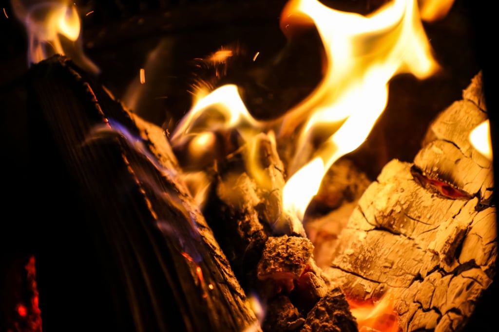 charbon de bois incandescent
