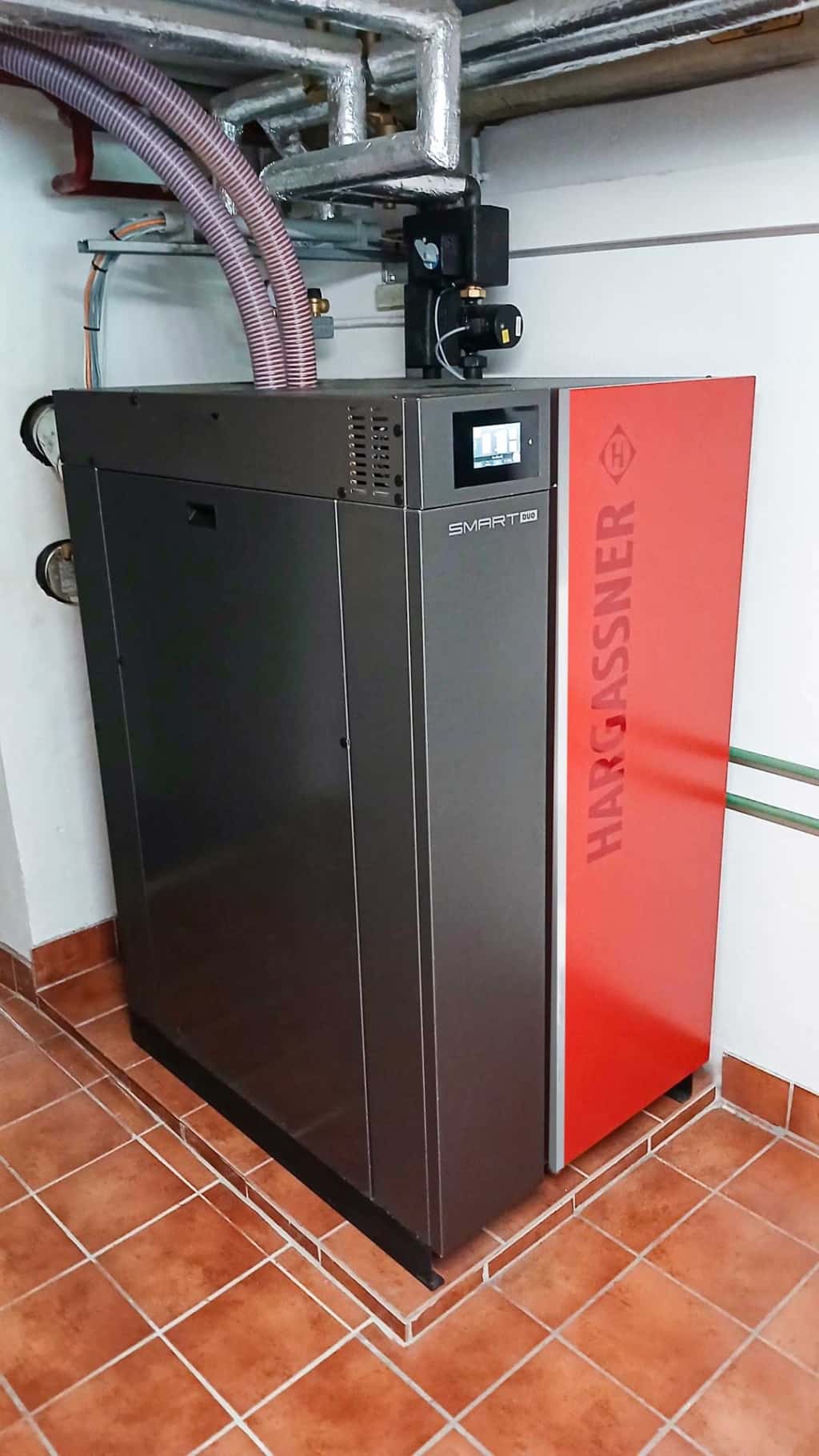 Hargassner Kombi-Smart-Duo Heizkessel im Heizraum des Einfamilienhauses, Referenz Hargassner