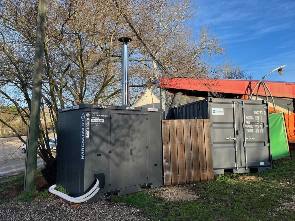 Chaufferie amovible aux granulés Power-Box Small 120 kW et son conteneur silo de 3 tonnes.