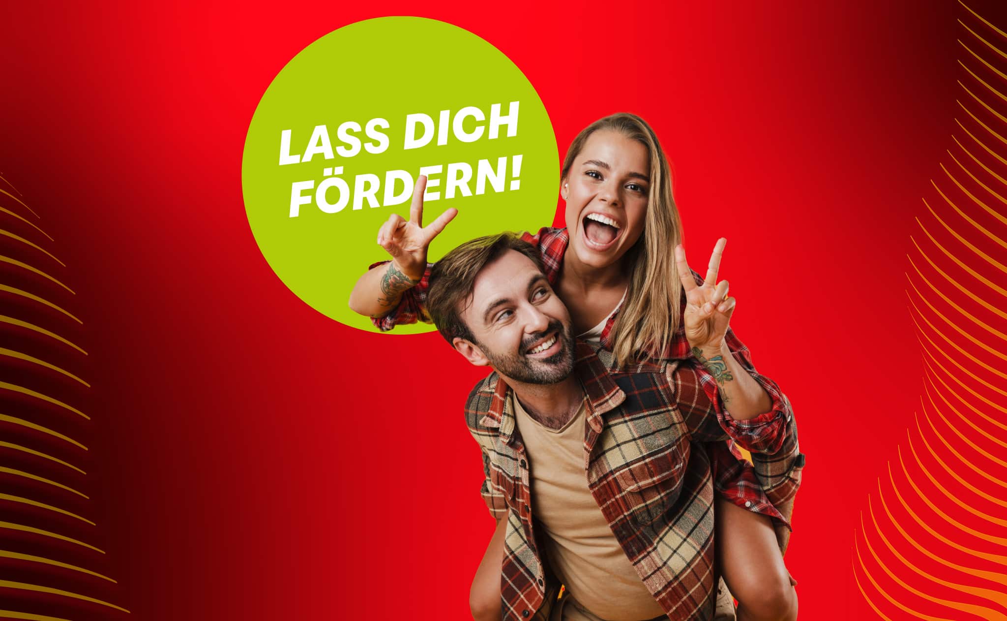 Junges, lachendes Paar, Mann trägt Frau Huckepack, roter Hintergrund und grüner Button mit der Aufschrift: "Lass dich fördern!"