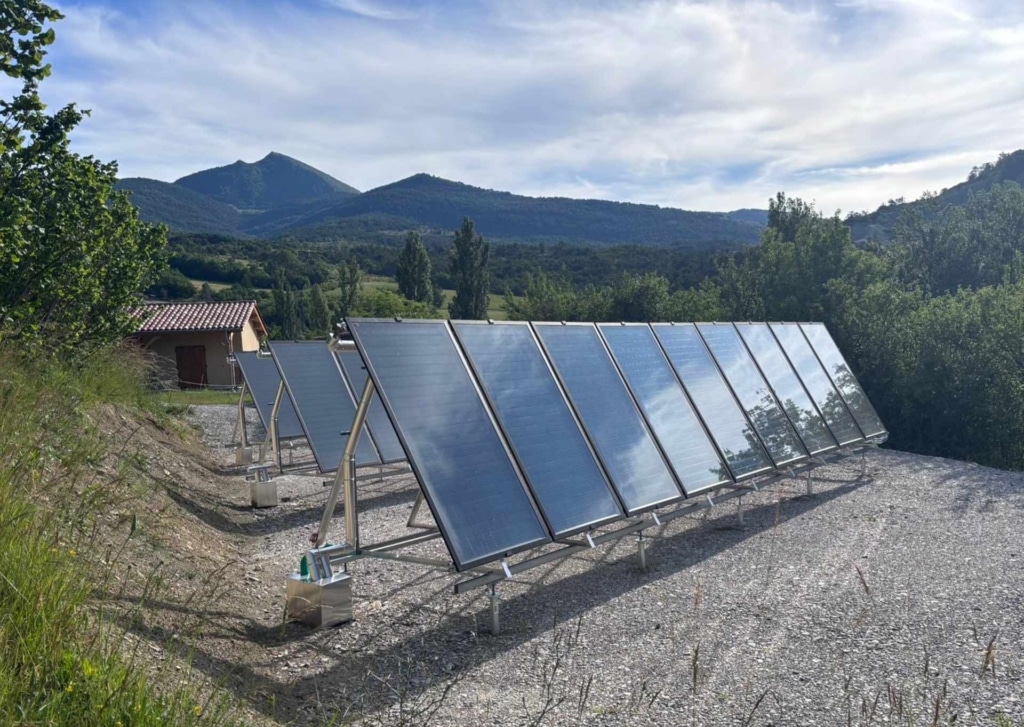 Centrale solaire thermique collective dotée de 27 capteurs de l'Abbaye de Rosan
