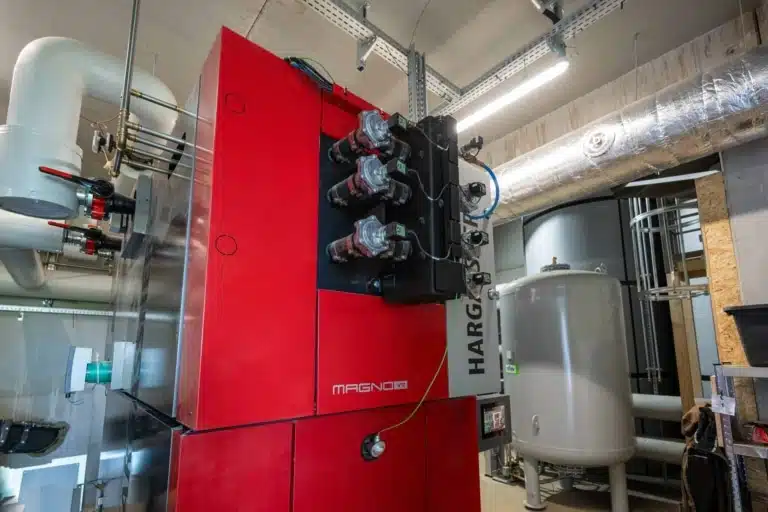 Nahaufnahme eines Magno Industriekessels bei Nahwärme Edelsfeld, Referenz Hargassner