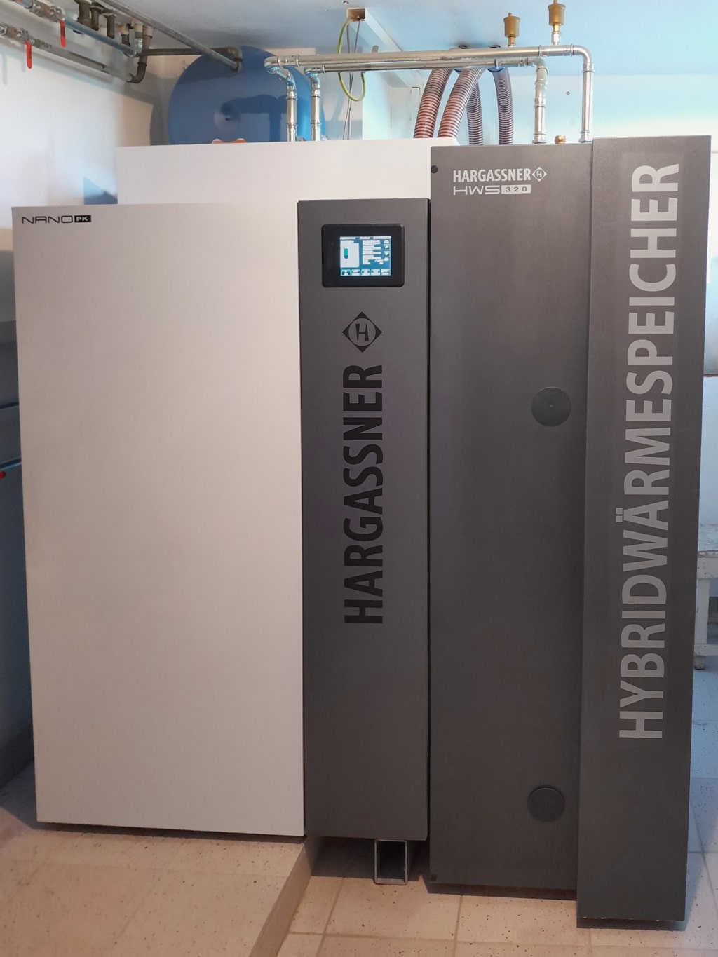 Heizraum mit Kessel und HWS bei Einfamilienhaus Weber, Referenz Pelletheizung Nano-PK 20