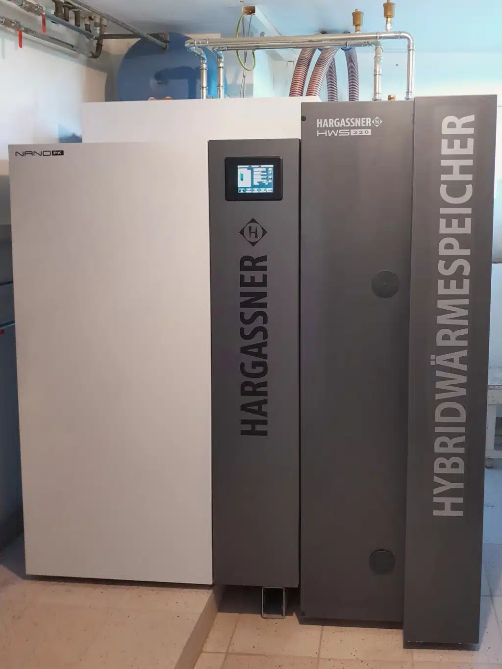Heizraum mit Kessel und HWS bei Einfamilienhaus Weber, Referenz Pelletheizung Nano-PK 20