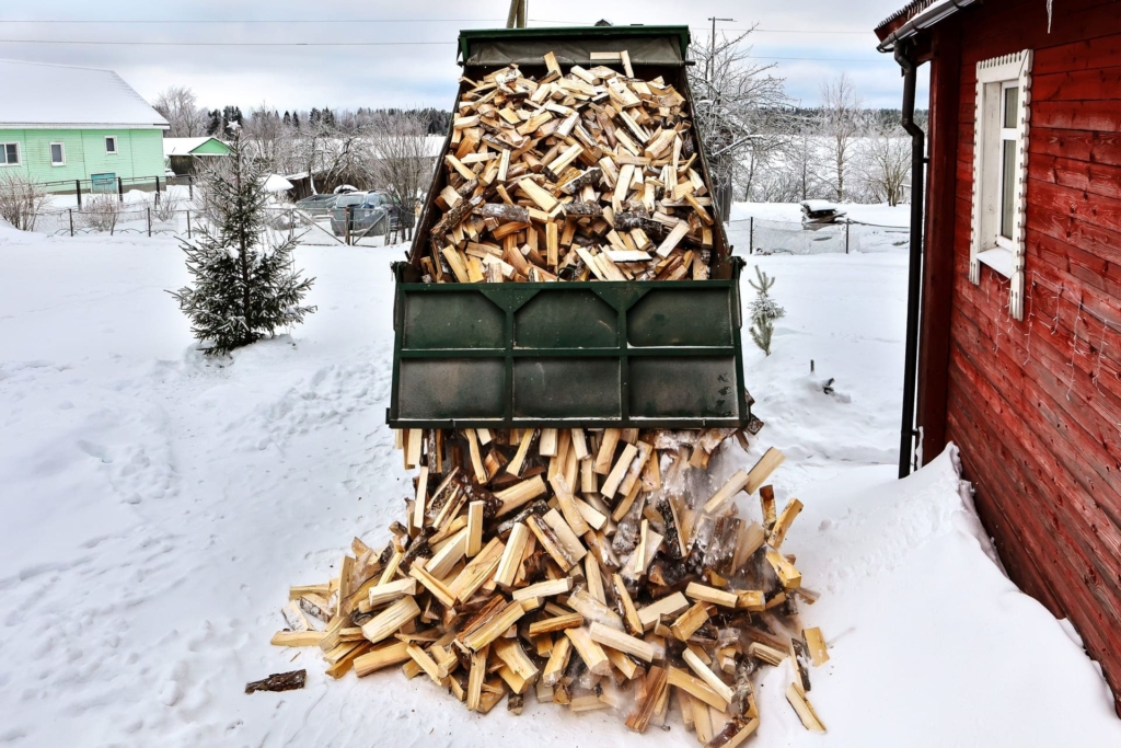 Camion livrant des bûches de bois dans la neige