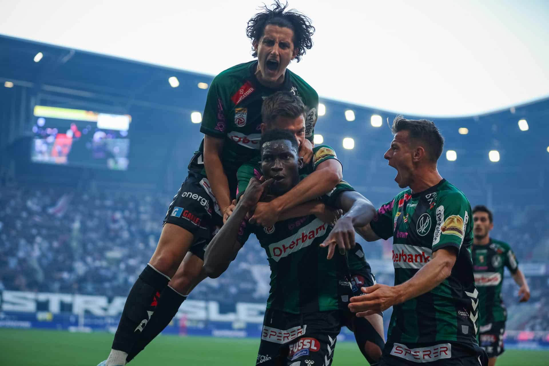 Jubelnde Fußballspieler SV-Ried, Hargassner Sponsoring