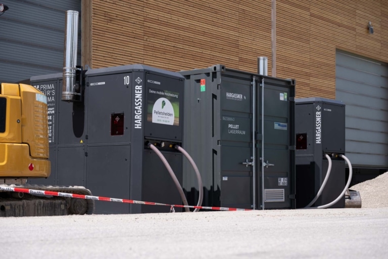 Hargassner Eco-Airbox 180 mit angeschlossenem Pelletlager auf einer Baustelle der Pellethelden, Referenz Hargassner