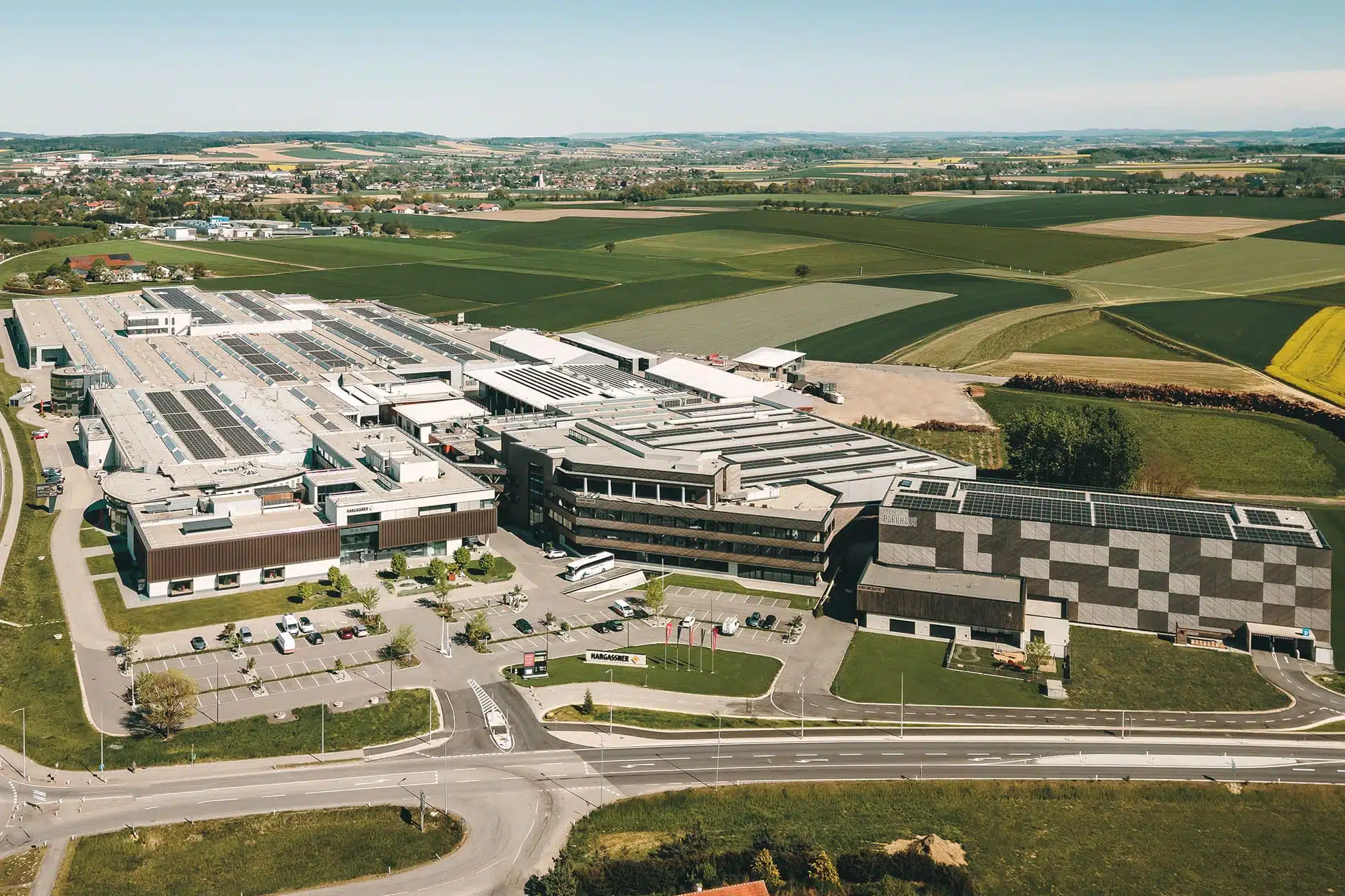 Das Firmengebäude von oben mit Energy-World, Service-Center und Parkhaus