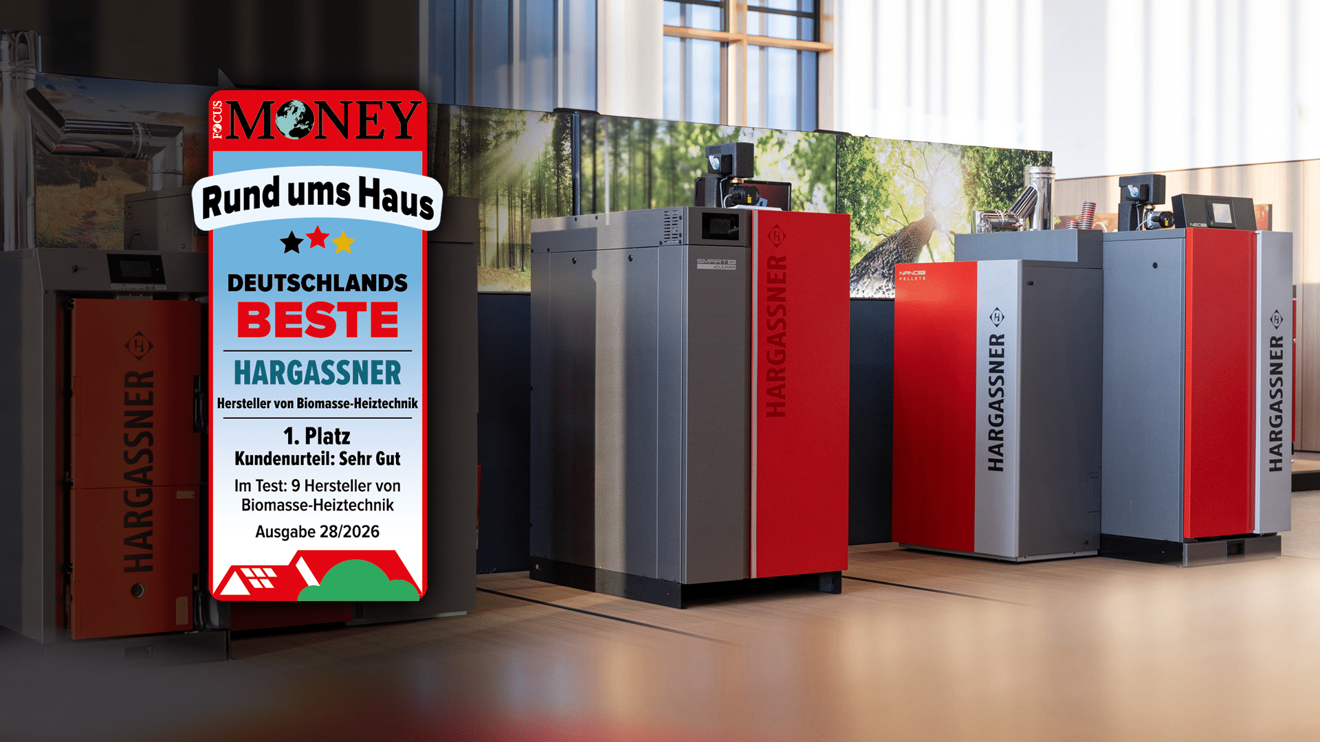 Verschiedene Hargassner Heizungen mit dem FOCUS MONEY Award im Vordergrund