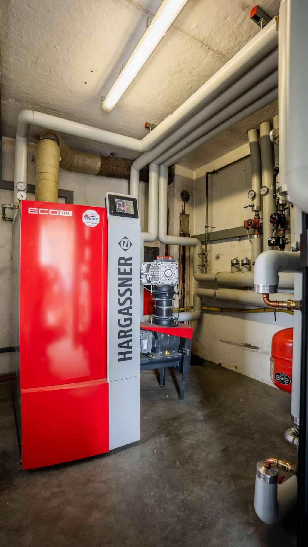 Hackgutheizung Eco-HK 30 kW im Heizraum des Engadiner Hofs in Montan, Referenz Hargassner