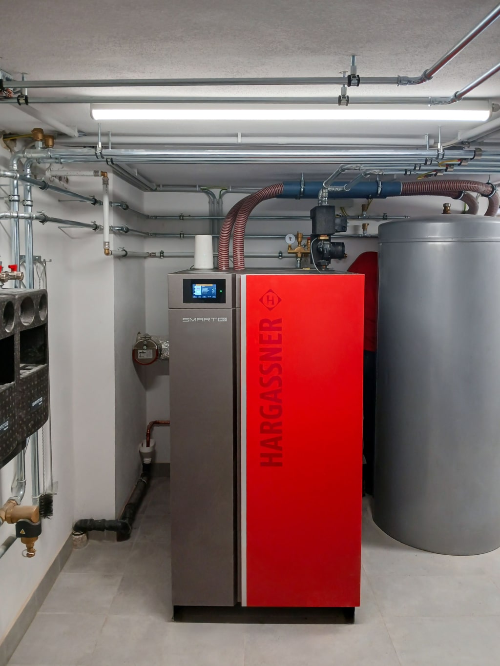 Frontansicht des Kombikessels Smart-Duo im Einfamilienhaus Winter, Referenz Hargassner