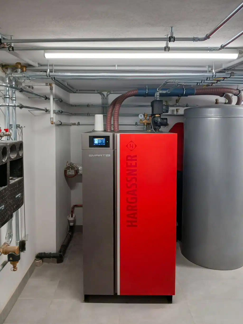 Frontansicht des Kombikessels Smart-Duo im Einfamilienhaus Winter, Referenz Hargassner