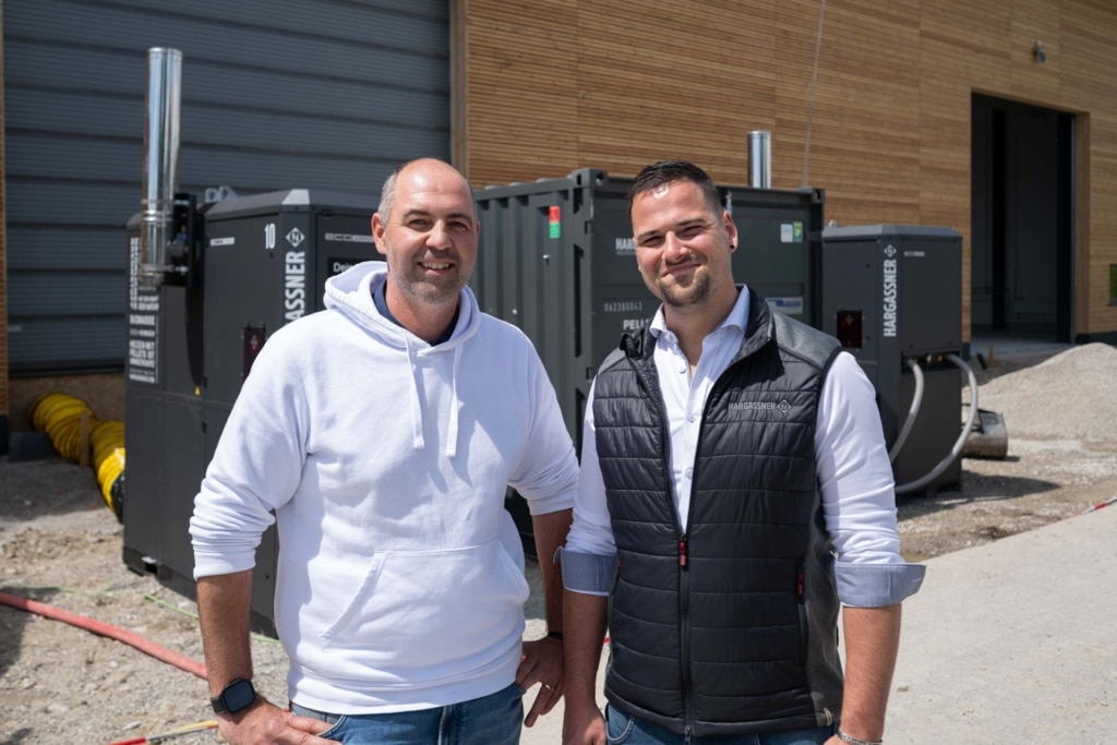 Projektbeteiligte vor der Hargassner Eco-Airbox 180 auf einer Baustelle der Pellethelden, Referenz Hargassner