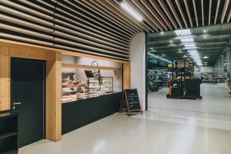 Bistro Ausgabebereich mit Blick in die Produktionshalle