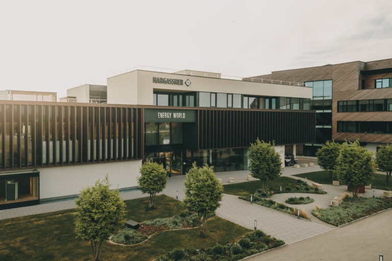 Seitenaufnahme der Hargassner Energy World